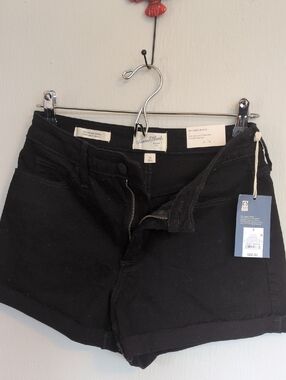 NWT Black High Rise Midi Shorts Super Stretch Size 6 Universal Threads